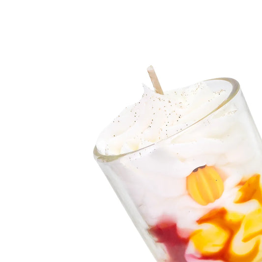 Détail du coulis fruité marbré jaune et orange et de la chantilly en cire végétale.