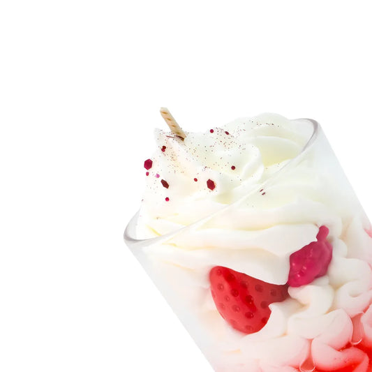 Détail des fraises et framboises en cire sur la chantilly de la petite bougie panna cotta.