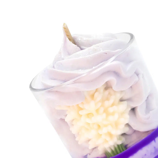 Détail du pochage en cire végétale et de la fleur sur la bougie gourmande Lilas