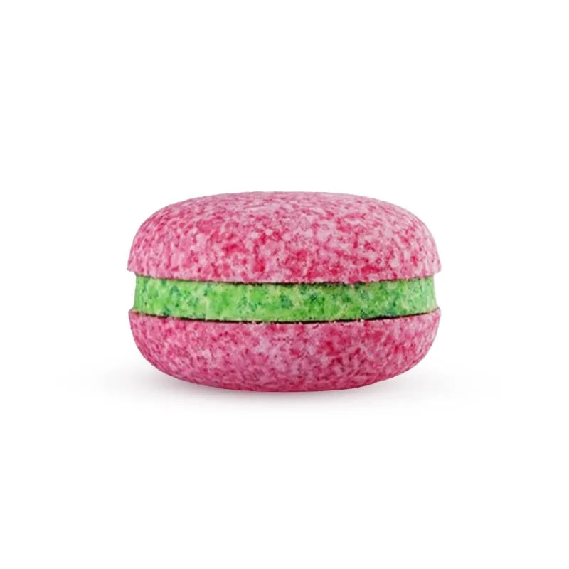 Macaron de bain bicolore rose et vert senteur raisin. Trois parties séparables pour doser l'effervescence dans l'eau.