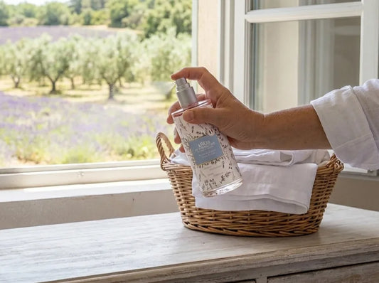 Flacon spray de parfum d'ambiance Fleur de Coton 50 ml avec son étui bleu, fabrication artisanale française Le Chatelard 1802.