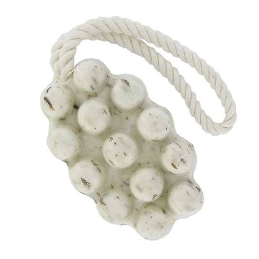 Savon exfoliant de massage à la Lavande avec cordelette de suspension. Un soin corporel relaxant pour apaiser les tensions musculaires.