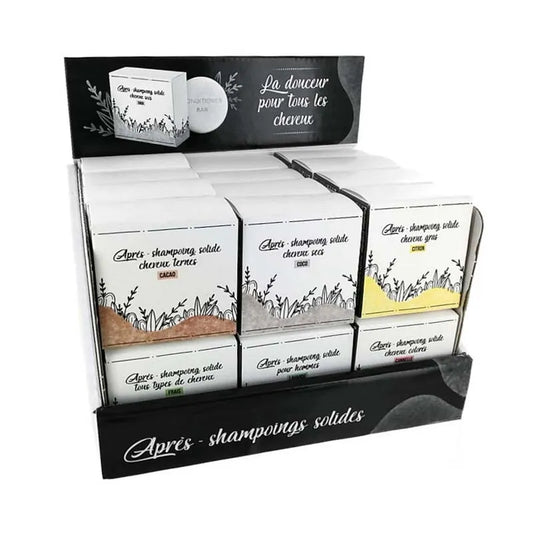 Texture riche et fondante de l'après-shampoing solide à la rhubarbe. Un soin capillaire écologique pour nourrir et démêler les longueurs des cheveux blonds.