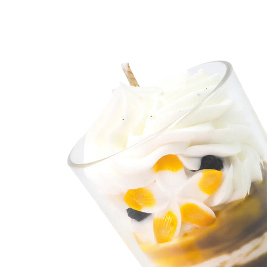 Détail de la crème chantilly réaliste en cire végétale de la bougie "Délice Vanillé" (30H)