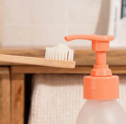Formule douce et saine du dentifrice enfant Pimpant à la Fraise, idéale pour nettoyer et protéger l'émail des dents de lait.