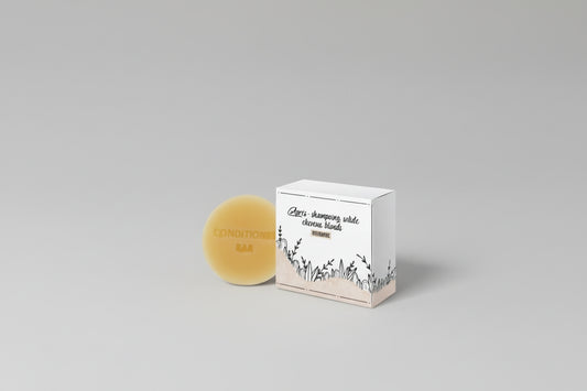 Après-shampoing solide naturel KAVERN pour cheveux blonds à la racine de rhubarbe. Un galet démêlant zéro déchet pour illuminer les reflets dorés.