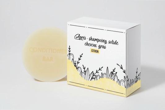Après-shampoing solide naturel KAVERN pour cheveux gras au citron. Un soin démêlant purifiant et sébo-régulateur qui n'alourdit pas les longueurs.