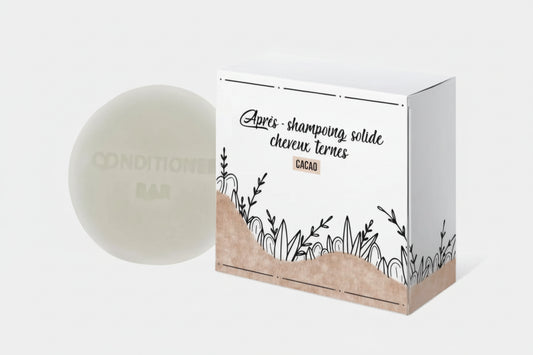 Après-shampoing solide naturel KAVERN au cacao pour cheveux ternes. Un soin démêlant zéro déchet pour nourrir la fibre et redonner une brillance miroir.