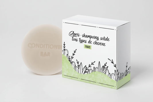 Après-shampoing solide universel KAVERN au parfum frais. Un soin démêlant naturel et zéro déchet, adapté à tous les types de cheveux et à toute la famille.