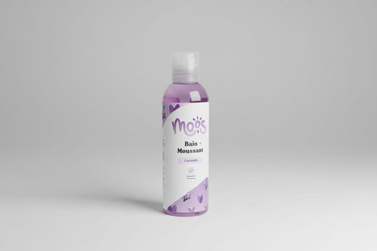 Bain moussant artisanal Moös au parfum relaxant de Lavande proposé par la boutique KAVERN. Flacon violet de 200ml pour un bain anti-stress avant le coucher.
