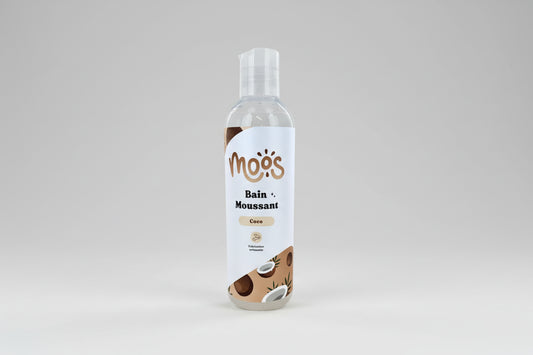 Bain moussant artisanal Moös à la noix de coco proposé par la boutique KAVERN. Un flacon de 200ml pour une mousse onctueuse et une évasion exotique.