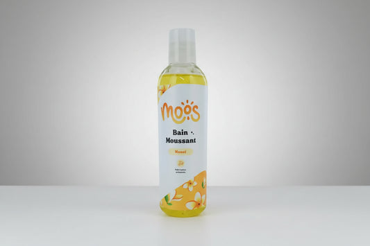 Bain moussant artisanal Moös au parfum envoûtant de Monoï, proposé par la boutique KAVERN. Un flacon de 200ml pour une évasion tropicale sous la mousse.