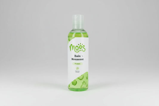 Bain moussant artisanal Moös au parfum de Pomme proposé par la boutique KAVERN. Un flacon de 200ml pour un bain relaxant et fruité.