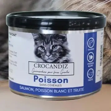 Gros plan sur le pot de friandises marines sans céréales pour chat aux 3 poissons.