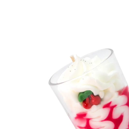 Détail des cerises en cire décoratives sur la chantilly de la bougie gourmande Cerise Vanillée.