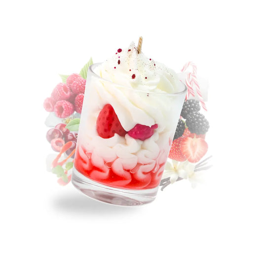 Petite bougie gourmande trompe-l'œil façon panna cotta aux fruits rouges de la KAVERN.