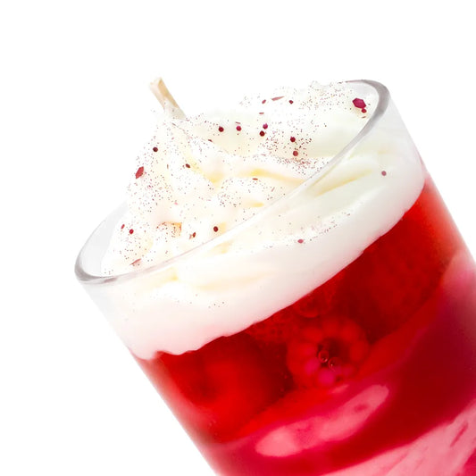 Détail réaliste du coulis de fruits rouges et de la crème chantilly en cire végétale de la bougie XL Panna Cotta.
