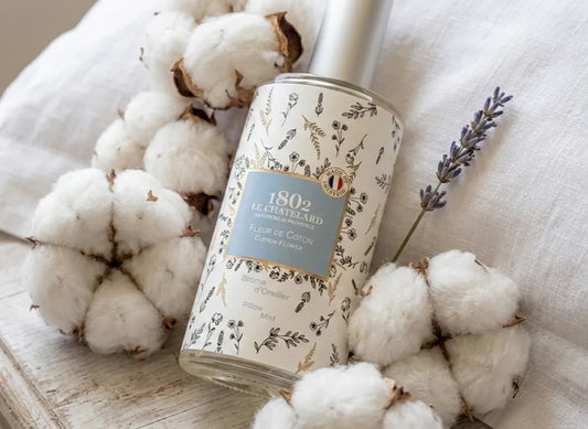 Flacon spray de brume d'oreiller Fleur de Coton Le Chatelard 1802 entouré de fleurs de coton naturelles, boutique KAVERN.