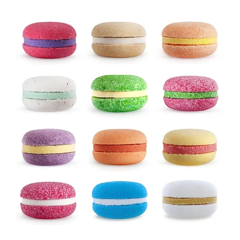 Assortiment de 12 macarons de bain effervescents multicolores : Monoï, Lotus, Pêche, Passion et Raisin. Coffret cadeau cosmétique artisanal KAVERN.
