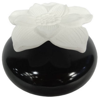 Diffuseur de parfum par capillarité Narcisse Noir, fleur en plâtre poreux blanc sur un socle rond en céramique noire brillante, boutique KAVERN.
