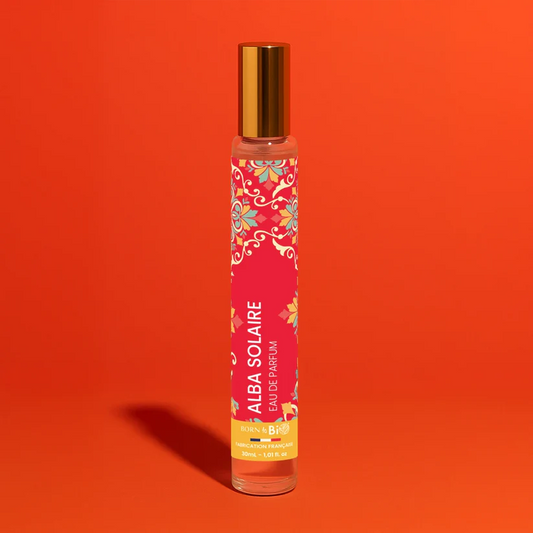 Flacon 30ml de l'Eau de Parfum Alba Solaire par Born to Bio. Senteur florale, ambrée et lumineuse sur un fond orange chaleureux. Fabriqué en France.