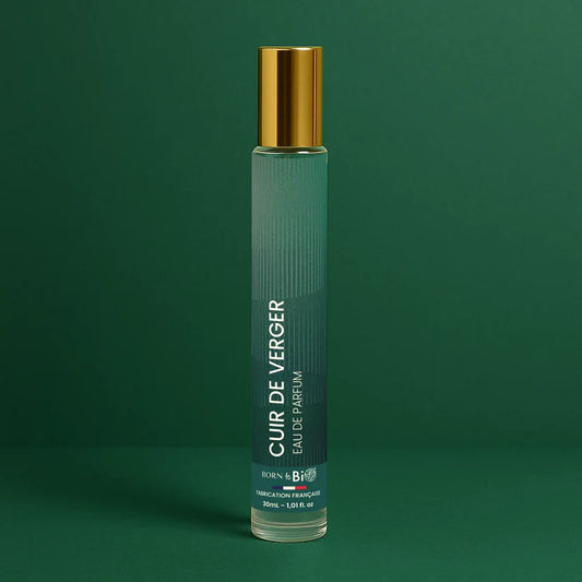 Flacon 30ml de l'Eau de Parfum Cuir de Verger par Born to Bio. Senteur fruitée, boisée et musquée sur un fond vert sapin. Fabriqué en France.