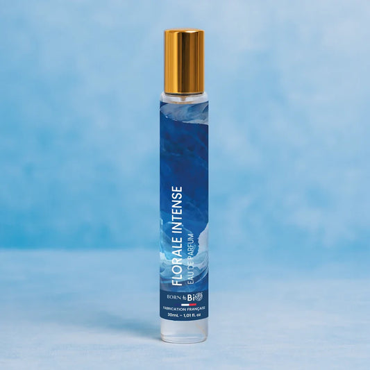 Flacon 30ml de l'Eau de Parfum Florale Intense par Born to Bio. Senteur aquatique et boisée sur un fond bleu océan. Fabriqué en France.