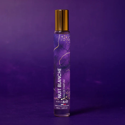 Flacon 30ml de l'Eau de Parfum Nuit Blanche par Born to Bio. Senteur fruitée, boisée et ambrée sur un fond violet mystérieux. Fabriqué en France.