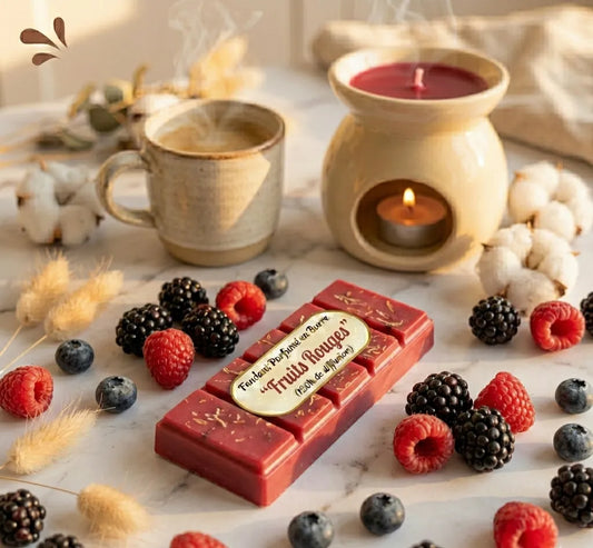 Fondant parfumé en barre rouge senteur Fruits Rouges des Fées Mères, entouré de framboises et mûres avec un brûle-parfum, boutique KAVERN.