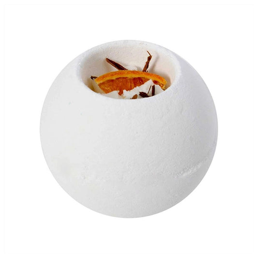 Grosse bombe de bain effervescente XXL de 180g, blanche, décorée d'une véritable tranche d'orange séchée et d'épices. Cœur fondant hydratant Orange et Cannelle. Boutique KAVERN.
