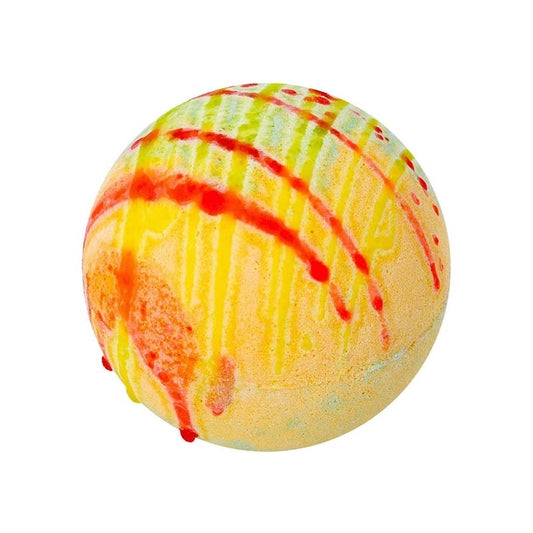 Grosse bombe de bain effervescente XXL de 180g, colorée de jaune et d'orange avec des stries rouges. Parfum Rêverie pour une aromathérapie relaxante. Cœur fondant hydratant. Boutique KAVERN.