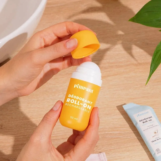 Flacon roll-on réutilisable du déodorant Pimpant à la Fleur de Coton, un format bille pratique, ergonomique et zéro déchet.