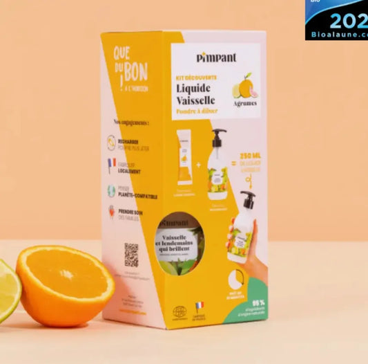 Remplissage à l'eau du flacon en verre sérigraphié Pimpant pour préparer le liquide vaisselle aux agrumes, boutique KAVERN.