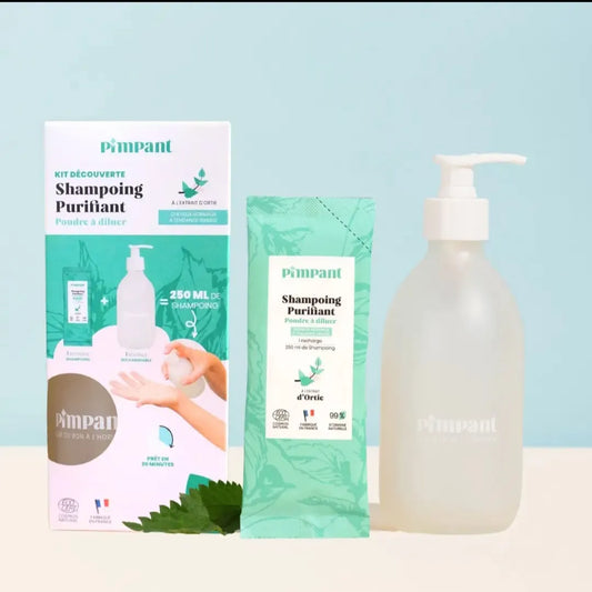 Kit découverte shampoing purifiant Pimpant à l'extrait d'ortie, comprenant un élégant flacon en verre réutilisable et une éco-recharge en poudre, boutique KAVERN.