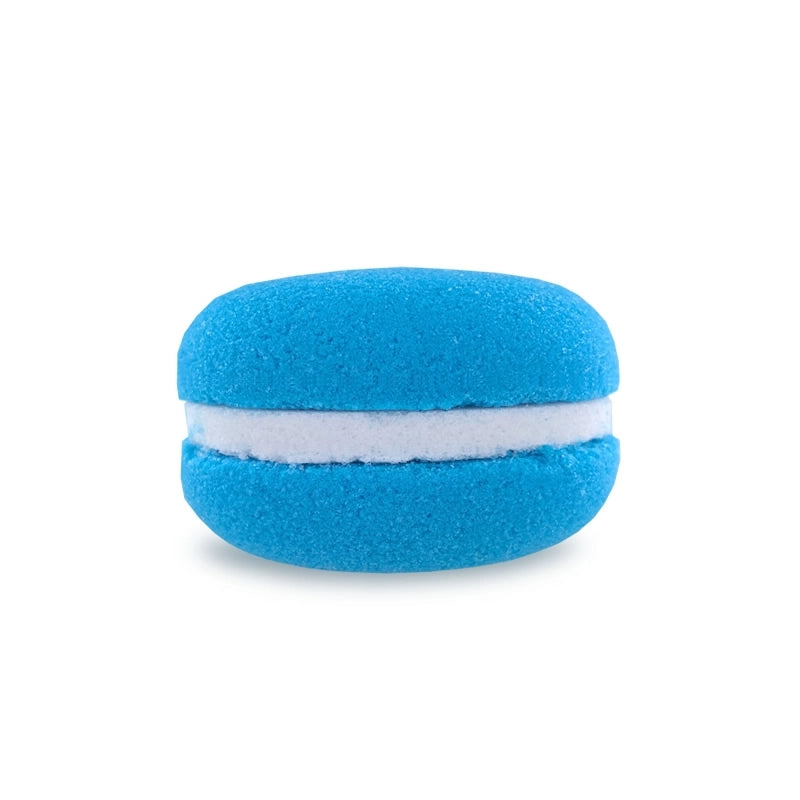 Boule de bain en forme de macaron bleu azur parfum Fleur de Lotus. Soin effervescent zen et apaisant fabriqué en Europe.