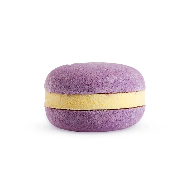 Macaron de bain violet et jaune au parfum exotique de Fruits de la Passion. Bombe de bain artisanale au design gourmand et sensoriel.