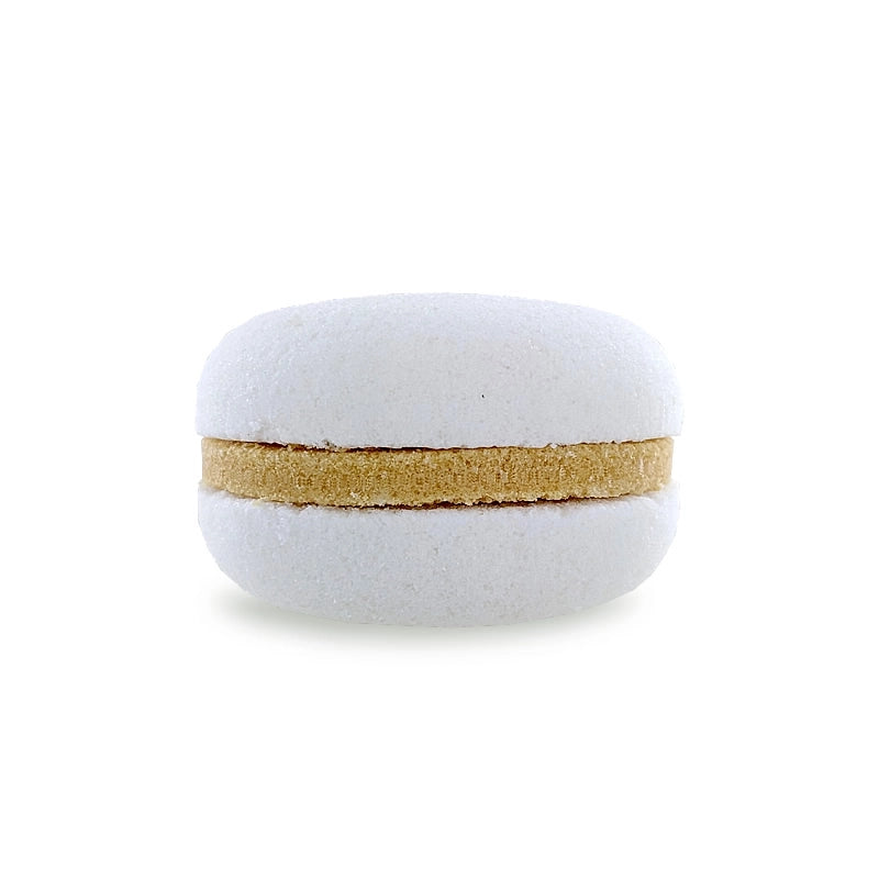 Macaron de bain blanc et crème au parfum de Monoï. Cosmétique artisanal effervescent pour un bain relaxant aux notes solaires.