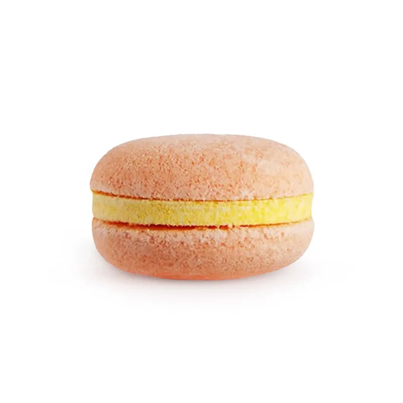Macaron de bain effervescent orange pêche au parfum de fruit velouté. Produit de bain ludique et hydratant, idéal pour un moment de relaxation.