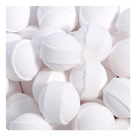 Mini-billes effervescentes blanches pour le bain au doux parfum exotique de noix de coco. Un produit relaxant, ludique et sur-mesure de la boutique KAVERN.