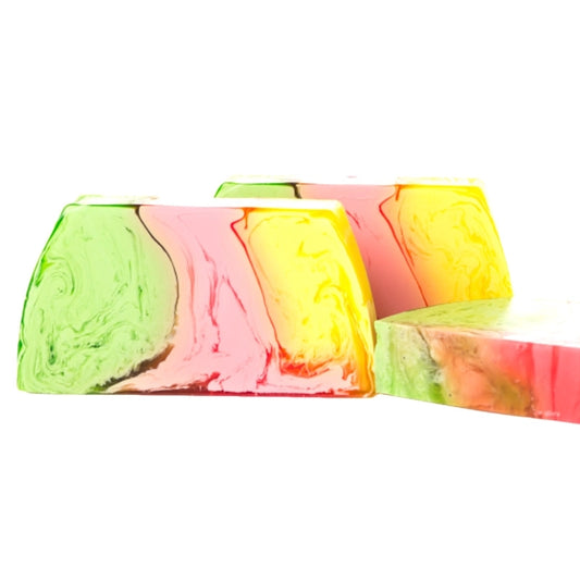 Tranches de pain de savon artisanal en glycérine végétale, aux couleurs vives et marbrées (vert, rose, jaune). Parfum ludique de Bubble Gum. Boutique KAVERN.