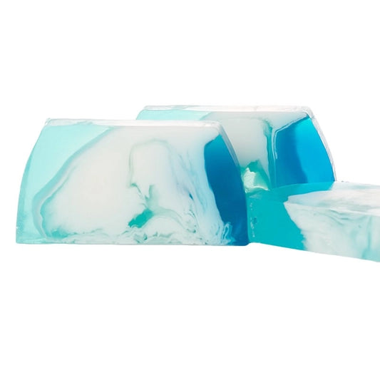Tranches de pain de savon artisanal en glycérine végétale, magnifiquement marbrées de bleu lagon et de blanc. Parfum élégant Blue Diamond. Boutique KAVERN.