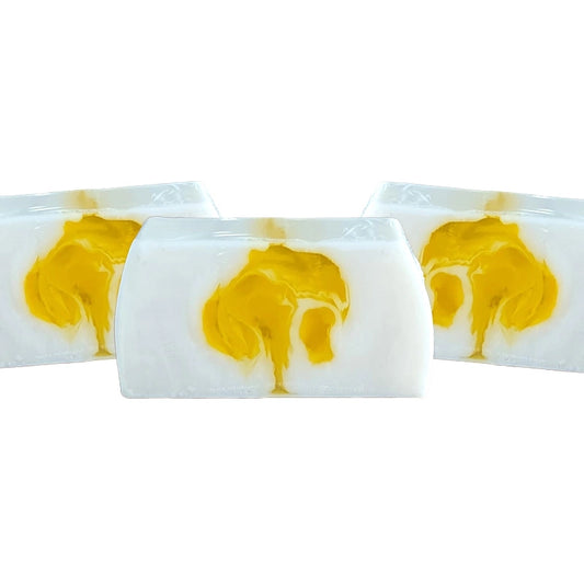 Tranches de pain de savon artisanal en glycérine végétale, marbré de jaune solaire et de blanc. Parfum envoûtant de Monoï. Boutique KAVERN.