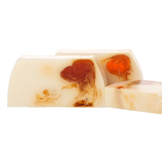 Tranches de pain de savon artisanal en glycérine végétale, marbré blanc et ambre. Parfum doux et lacté de Noix de Coco. Boutique KAVERN.