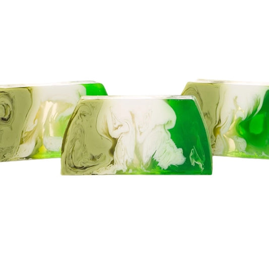 Tranches de pain de savon artisanal en glycérine végétale, marbré de vert émeraude et de blanc. Parfum profond de Patchouli. Boutique KAVERN.