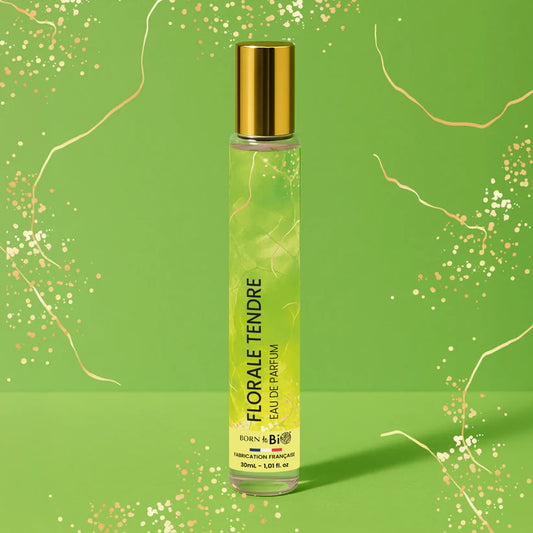 Eau de Parfum Florale Tendre Born to Bio parsemée d'étincelles dorées printanières. Pyramide olfactive audacieuse : Vanille, Néroli et Citron zesté.