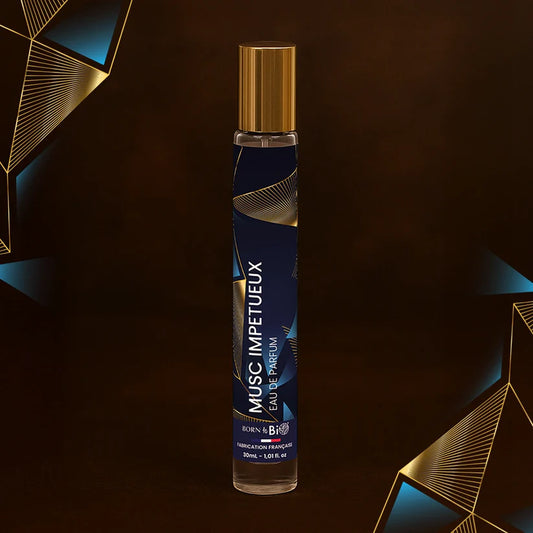 Eau de Parfum Musc Impétueux Born to Bio avec des motifs géométriques dorés et bleus. Pyramide olfactive sensuelle : Prune, Cèdre et Musc.