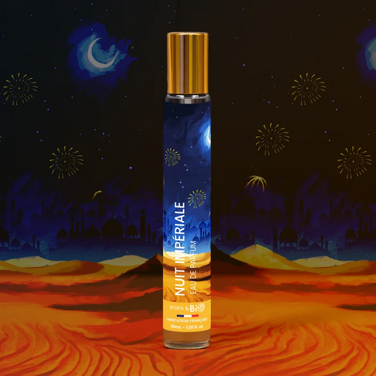 Eau de Parfum Nuit Impériale Born to Bio sous un ciel de feux d'artifice. Pyramide olfactive audacieuse : Cassis, Caramel et Jasmin.