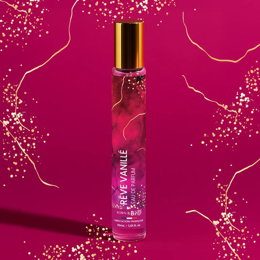 Eau de Parfum Rêve Vanillé Born to Bio entourée de motifs dorés scintillants. Pyramide olfactive audacieuse : Vanille, Rose et Rhubarbe.