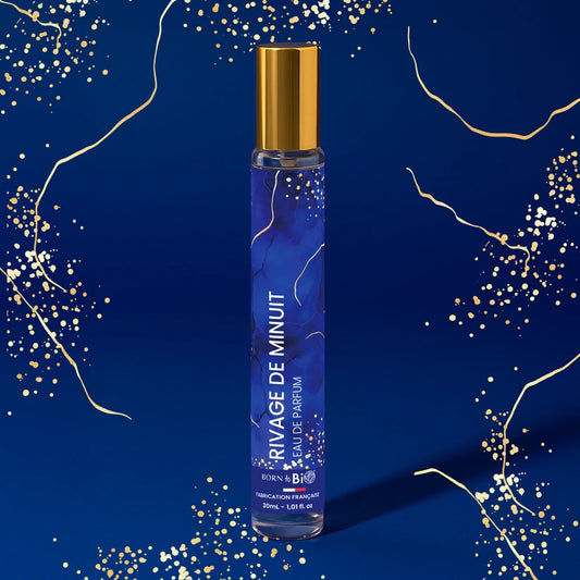 Eau de Parfum Rivage de Minuit Born to Bio entourée de motifs dorés scintillants. Pyramide olfactive envoûtante : Cèdre, Jasmin et Mandarine.