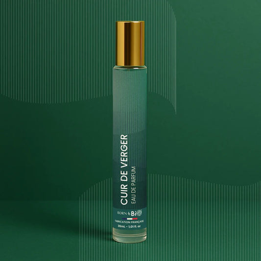 Eau de Parfum Cuir de Verger Born to Bio sur un design graphique vert et doré. Pyramide olfactive surprenante : Musc, Cèdre et Pomme croquante.